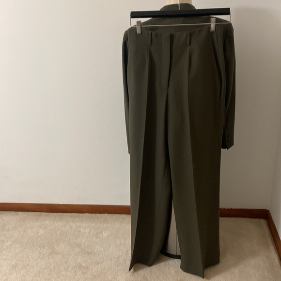 Beautiful Cache Greenish color Suit, Excellent Condition, absolutely no flaws, - Picture 3 of 16